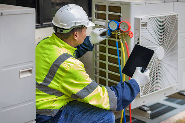 Professional Hvac technician working in Flora, IN